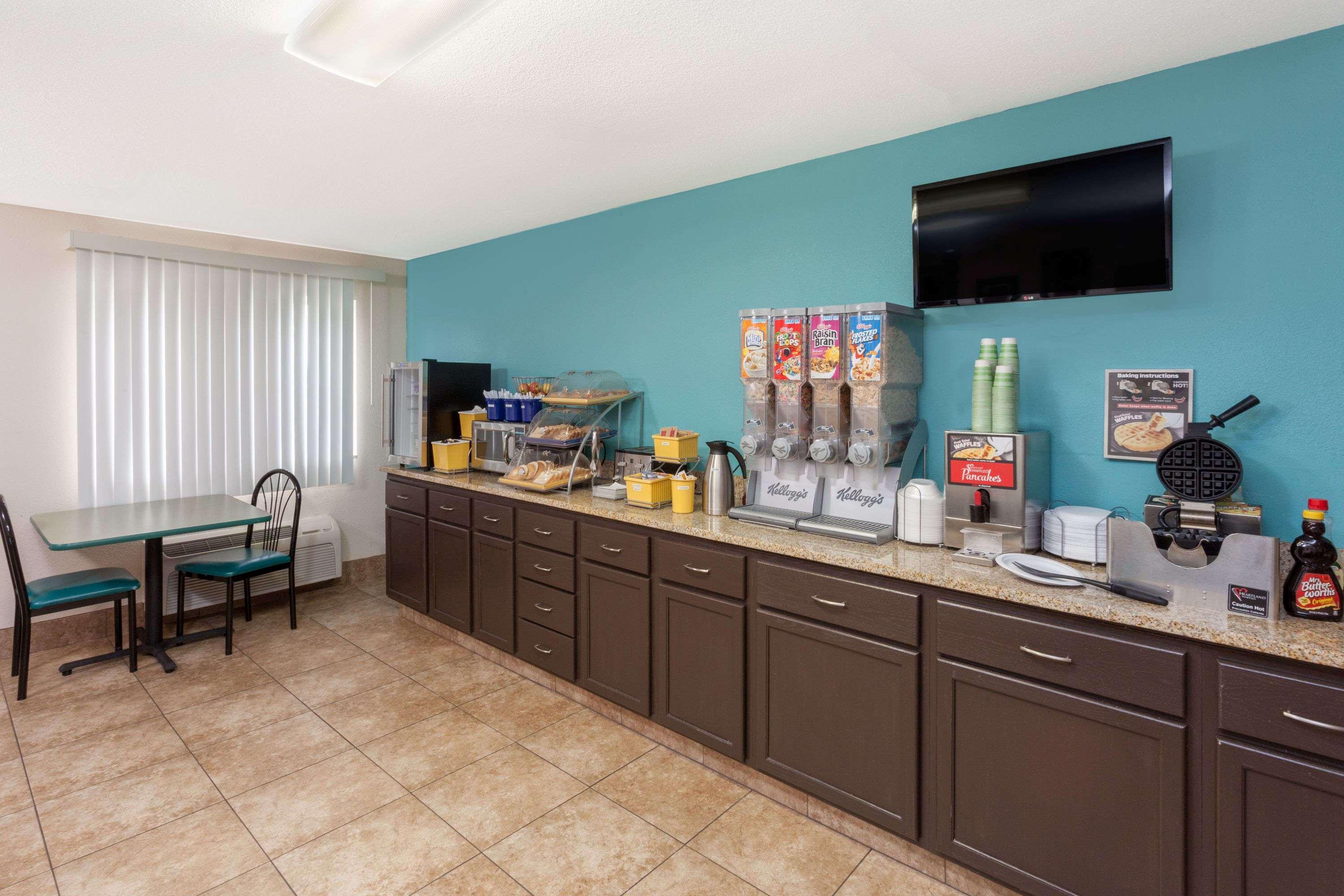 Days Inn By Wyndham Charleston Buitenkant foto