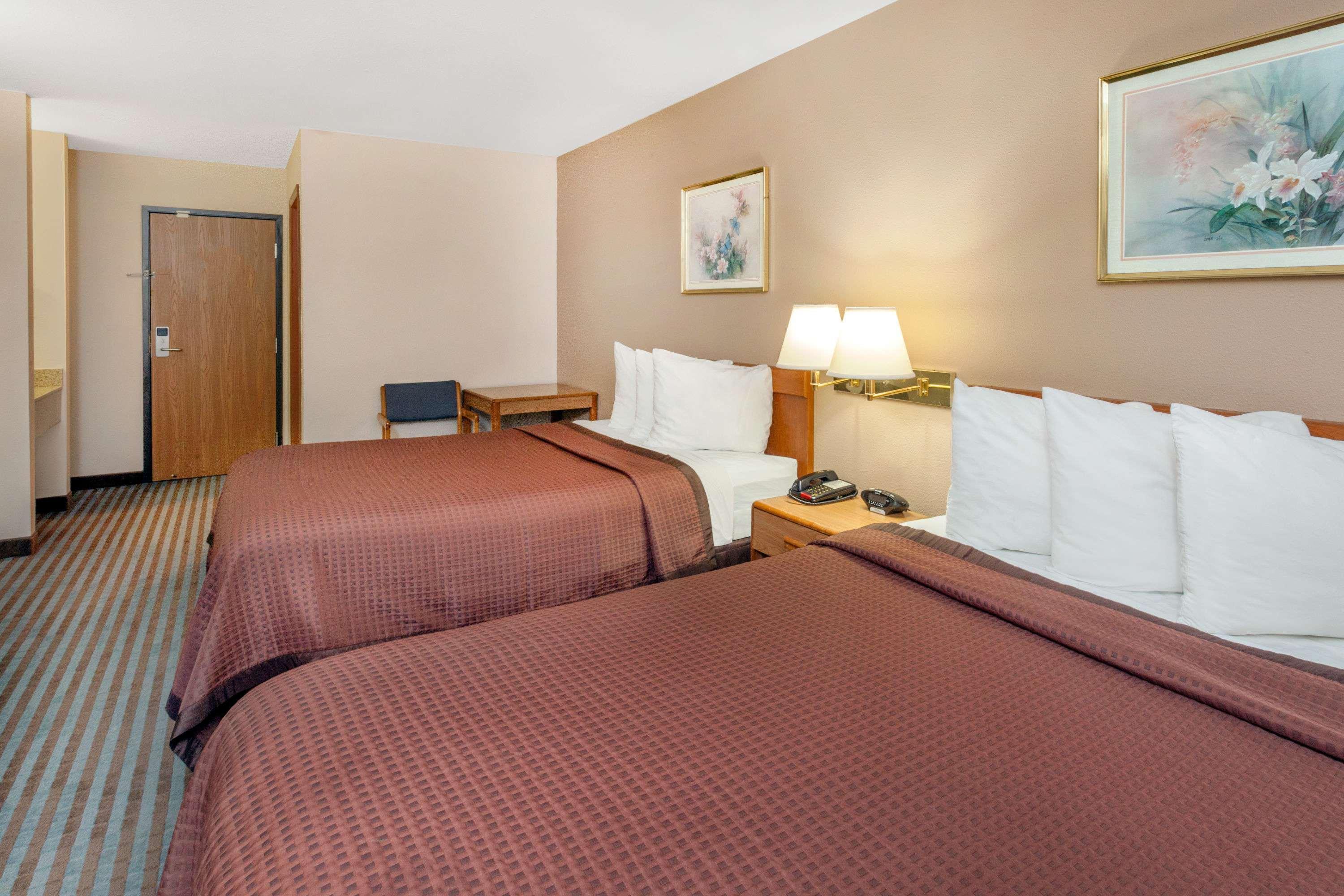 Days Inn By Wyndham Charleston Buitenkant foto