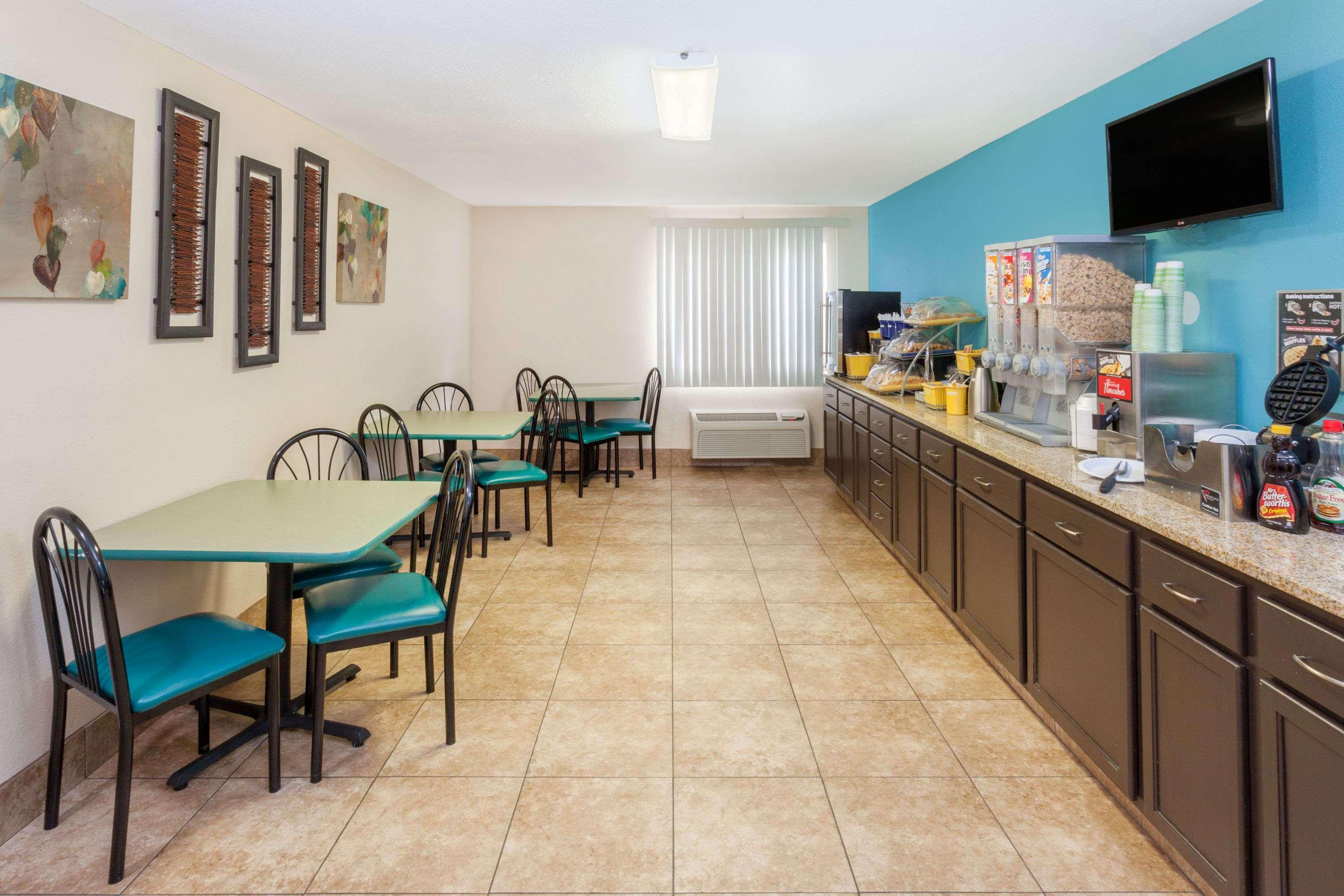 Days Inn By Wyndham Charleston Buitenkant foto